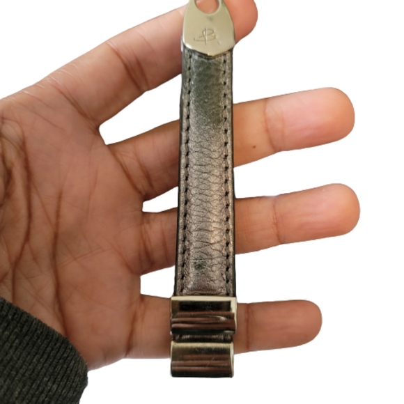 🚩SOLD🚩💥 B. MAKOWSKY LARGE SILVER METALLIC GENUINE LEATHER SHOULDER BAG - Picture 13 of 17